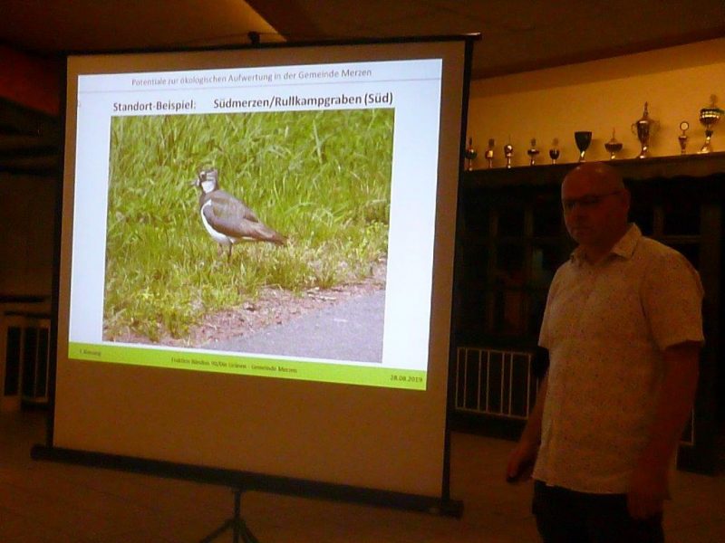 Die Präsentation mit einem Vogel zu sehen und rechte daneben Josef Klausing